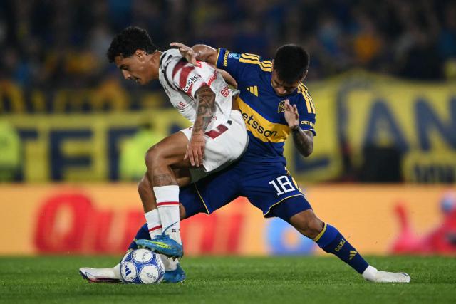 Estudiantes' midfielder #07 Jose Ernesto Sosa and Boca Juniors' midfielder #18 Milton Delgado fight for the ball during the Argentine Professional League 2026 Clausura football match between Boca Juniors and Estudiantes at the Tomas Adolfo Duco stadium in Buenos Aires on August 5, 2026. (Photo by Luis ROBAYO / AFP)