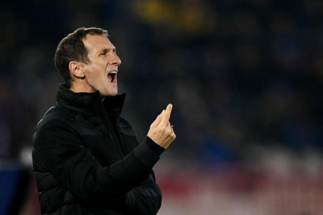 Boca Juniors' head coach Rodolfo Arruabarrena gestures
 during the Argentine Professional League 2026 Clausura football match between Boca Juniors and Estudiantes at the Tomas Adolfo Duco stadium in Buenos Aires on August 5, 2026. (Photo by Luis ROBAYO / AFP)