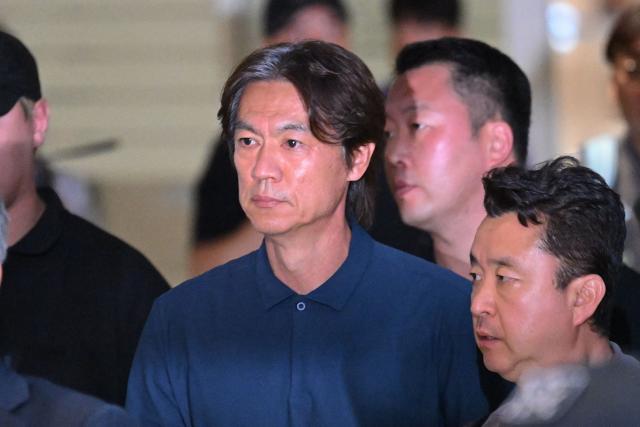 (FILES) South Korea's head coach Hong Myung-bo, who has announced his resignation following the team's elimination in the group stage of the FIFA World Cup 2026, arrives at Seoul-Incheon International Airport, in Incheon on June 30, 2026. Police conducted "search and seizure operations" at the Korea Football Association's offices, probing allegations of "obstruction of business" in the recruitment of former coach Hong Myung-bo, a police spokesman told AFP on August 6, 2026. (Photo by JADE GAO / AFP)
