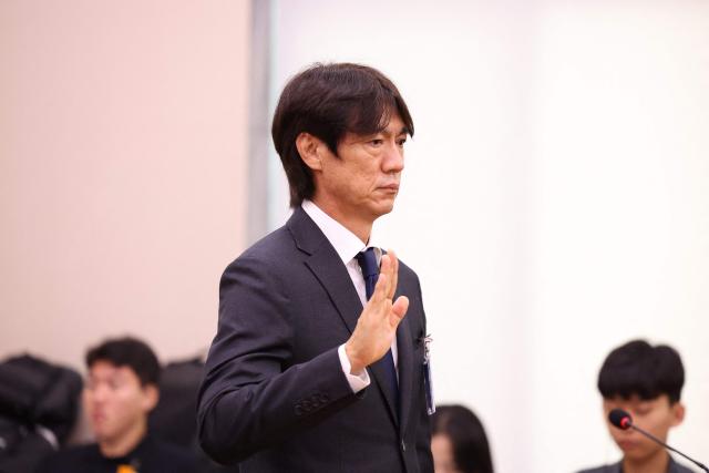 (FILES) Former South Korean men's national team head coach Hong Myung-bo takes his oath during a hearing on the Korea Football Association (KFA) over a controversy surrounding its management at the National Assembly in Seoul on July 30, 2026. Police conducted "search and seizure operations" at the Korea Football Association's offices, probing allegations of "obstruction of business" in the recruitment of former coach Hong Myung-bo, a police spokesman told AFP on August 6, 2026. (Photo by Chung Sung-Jun / POOL / AFP)