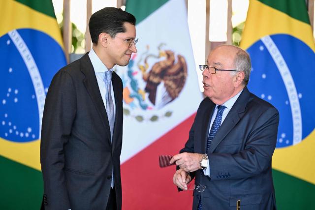 Mexico's Foreign Secretary Roberto Velasco Alvarez (L) and Brazilian Foreign Minister Mauro Vieira chat during a ceremony to sign agreements at Itamaraty Palace in Brasilia on August 6, 2026. (Photo by Evaristo Sa / AFP)