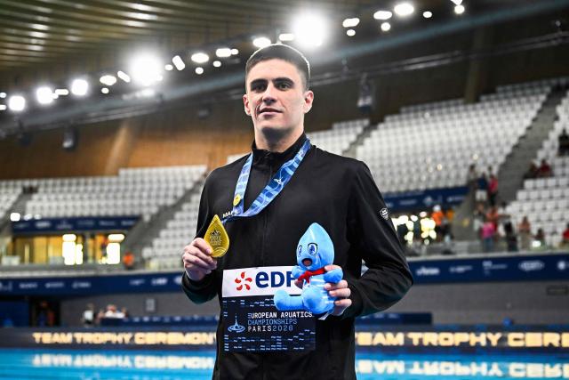 Gold medallist Neutral Athletes diver Ruslan Ternovoi celebrates after the men's 10m platform diving final event during the LEN European Aquatics Championships, at the Olympic Aquatics Centre in Saint-Denis, northeastern suburbs of Paris on August 6, 2026. (Photo by JULIEN DE ROSA / AFP)