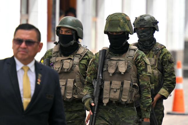 Soldiers patrol outside the Carondelet presidential palace ahead of the arrival of Argentina's President Javier Milei for a meeting with Ecuador's President Daniel Noboa during an official visit in Quito on August 6, 2026. (Photo by Rodrigo BUENDIA / AFP)