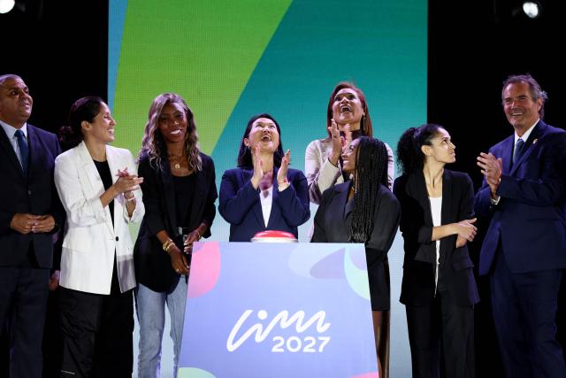 Peru's President Keiko Fujimori (C) applauds alongside Colombian Paralympic athlete Karen Palomeque (C-L), US gymnast Simone Biles (C-R) and President of the Pan American Sports Organization Neven Ilic (R) during the official countdown celebrations marking one year until the 2027 Pan American Games in Lima on August 6, 2026. (Photo by Connie FRANCE / AFP)