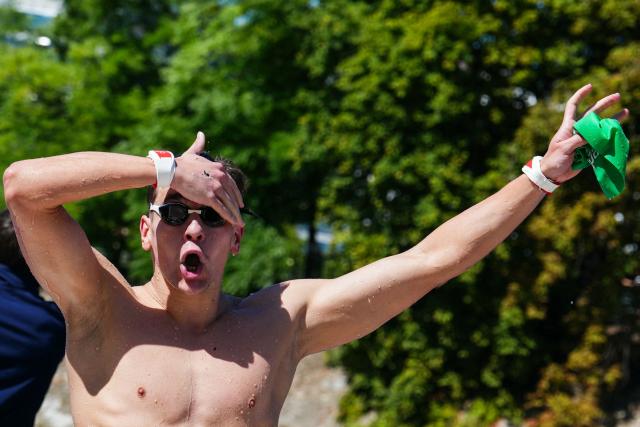Hungary's swimmer David Betlehem celebrates after winning the men's 3km knockout open water swimming event during the LEN European Aquatics Championships, at the Seine River in Paris on August 7, 2026. (Photo by Dimitar DILKOFF / AFP)