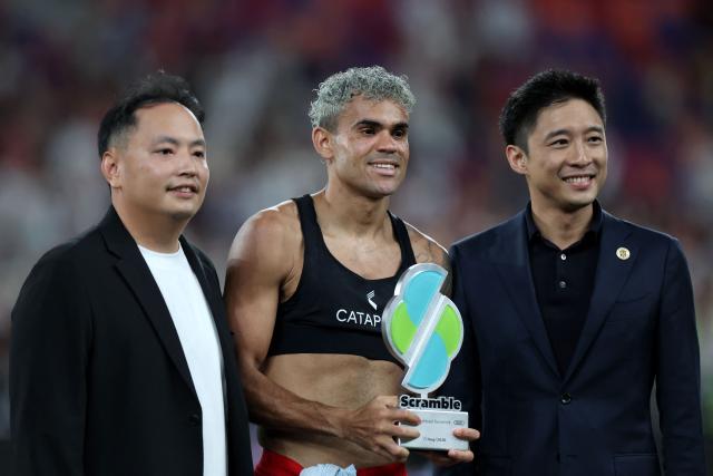 Bayern Munich’s Luis Dнaz (C) holds the award trophy after winning against Aston Villa at the end of the football match at Kai Tak Stadium in Hong Kong on August 7, 2026. (Photo by May JAMES / AFP)