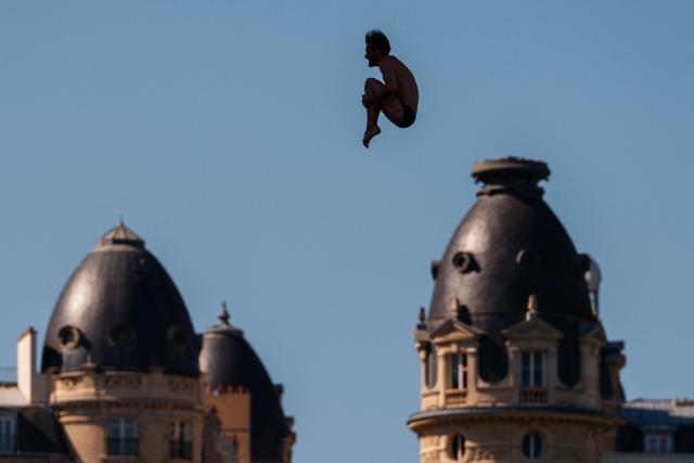 France's Gary Hunt competes in the men’s 20m high diving event during the LEN European Aquatics Championships, alongside the Seine River, in Paris on August 7, 2026. (Photo by Dimitar DILKOFF / AFP)