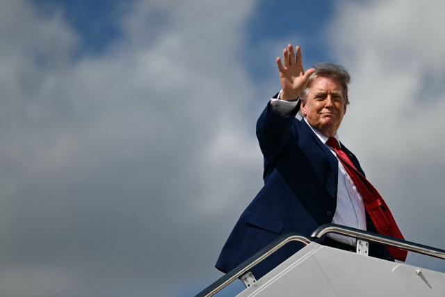 US President Donald Trump waves as he boards Air Force One at Joint Base Andrews, Maryland, on August 7, 2026 as he departs for his New Jersey golf club in Bedminster for the weekend. (Photo by Kent NISHIMURA / AFP)