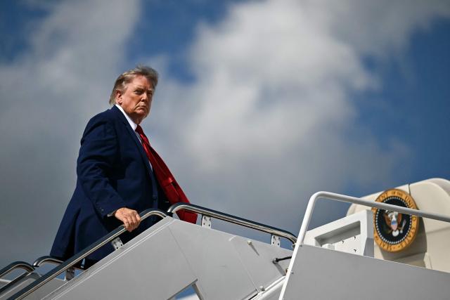 TOPSHOT - US President Donald Trump boards Air Force One at Joint Base Andrews, Maryland, on August 7, 2026 as he departs for his New Jersey golf club in Bedminster for the weekend. (Photo by Kent NISHIMURA / AFP)