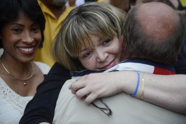 (FILES) Judge Maria Afiuni (C) is greeted by sympathizers outside her residence in Caracas on June 14, 2013. Former Venezuelan judge Maria Lourdes Afiuni was granted full freedom after years under house arrest for political reasons, her family said on August 8, 2026, after calling the previous day for her case to be closed due to the serious illness she suffers from. (Photo by Leo RAMIREZ / AFP)