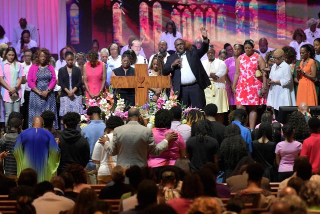 Educators join Pastor Dr. J. Lawrence Turner on stage during the final Sunday service before public schools reopen following the summer break at Mississippi Boulevard Christian Church in Memphis, Tennessee, on August 2, 2026. Like every Saturday during election season, the Black Clergy Collaborative, an organization that brings together dozens of Black churches in Memphis, organizes door-to-door campaigns in the city’s African American neighborhoods to encourage residents to vote. The city’s Black clergy, in the place where Martin Luther King was assassinated in 1968, is redoubling its efforts to mobilize African American voters, in the hope of sending a Democratic representative to the United States Congress. (Photo by Brandon DILL / AFP)