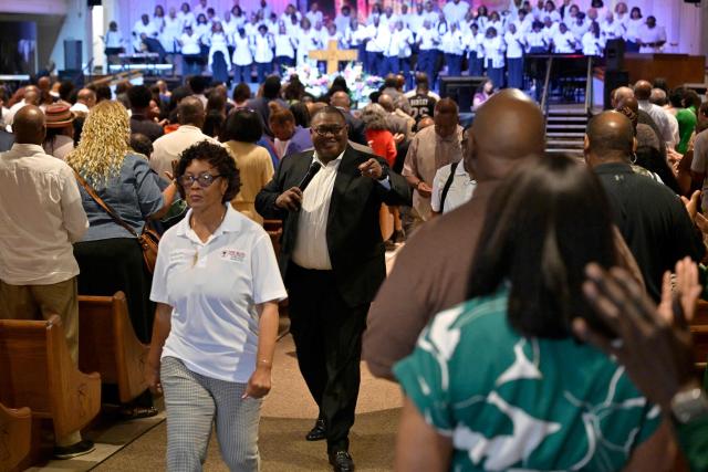 Pastor Dr. J. Lawrence Turner (C) greets congregants during Sunday service at Mississippi Boulevard Christian Church in Memphis, Tennessee, on August 2, 2026. Like every Saturday during election season, the Black Clergy Collaborative, an organization that brings together dozens of Black churches in Memphis, organizes door-to-door campaigns in the city’s African American neighborhoods to encourage residents to vote. The city’s Black clergy, in the place where Martin Luther King was assassinated in 1968, is redoubling its efforts to mobilize African American voters, in the hope of sending a Democratic representative to the United States Congress. (Photo by Brandon DILL / AFP)