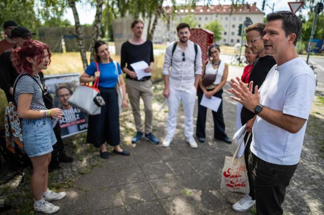 Steffen Krach (R), the Social Democratic Party's (SPD) main candidate in upcoming regional elections in Berlin, speaks to party workers  during a campaign stop in Berlin's Wedding district on August 8, 2026. Berlin goes to the polls on September 20, 2026. (Photo by John MACDOUGALL / AFP)