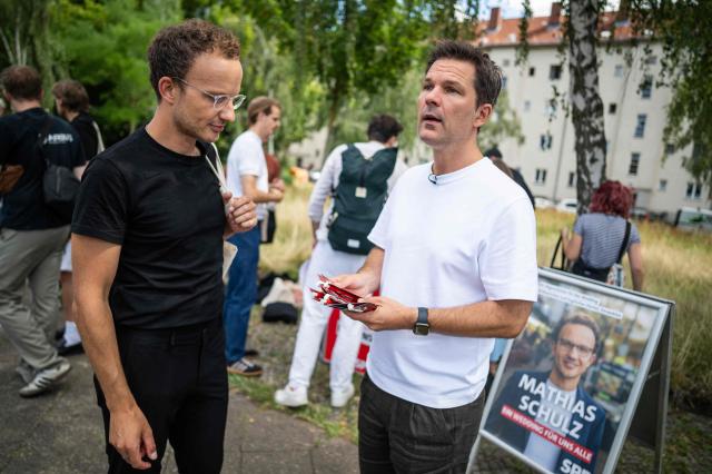 Steffen Krach (R), the Social Democratic Party's (SPD) main candidate in upcoming regional elections in Berlin, and Mathias Schulz, a member of the Berlin parliament for north Wedding, prepare to do some door to door canvassing during a campaign stop in Berlin's Wedding district on August 8, 2026. Berlin goes to the polls on September 20, 2026. (Photo by John MACDOUGALL / AFP)