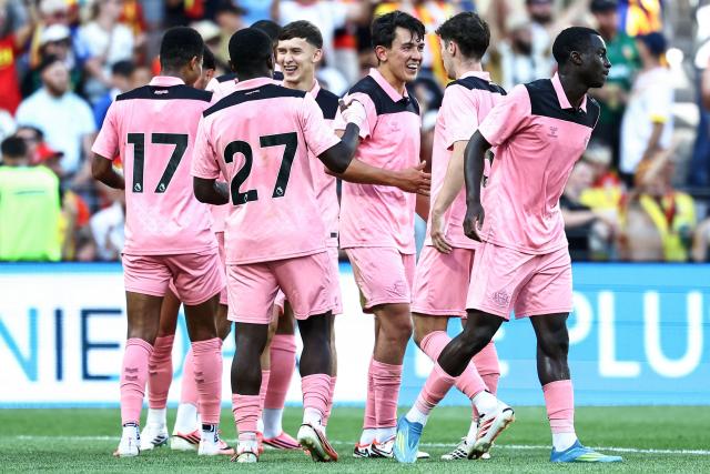Sunderland's players celebrate scoring their team's first goal during the friendly football match between RC Lens and AFC Sunderland at the Bollaert-Delelis Stadium in Lens, northern France, on August 8, 2026. (Photo by Sameer Al-DOUMY / AFP)
