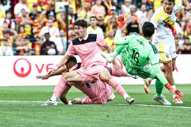 Sunderland's Northern Irish defender #32 Trai Hume (L) eyes the ball as he scores his team's first goal during the friendly football match between RC Lens and AFC Sunderland at the Bollaert-Delelis Stadium in Lens, northern France, on August 8, 2026. (Photo by Sameer Al-DOUMY / AFP)