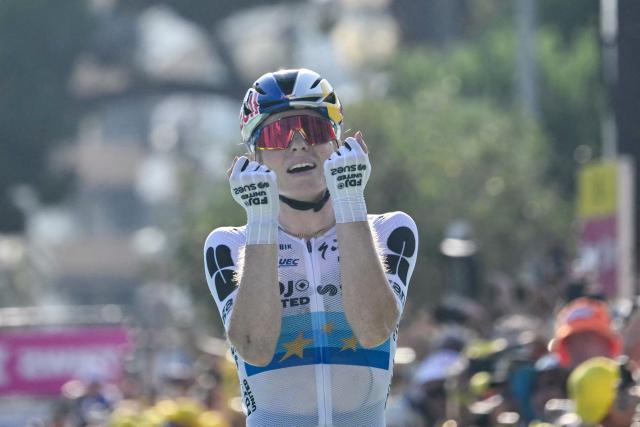 FDJ-SUEZ's Dutch rider Demi Vollering celebrates as she crosses the finish line to win the 8th (out of 9) stage of the fifth edition of the Women's Tour de France cycling race, 171.9 km from Sisteron to Nice, in Nice, southeastern France on August 8, 2026. (Photo by NICOLAS TUCAT / AFP)