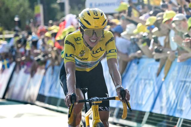 Canyon//SRAM zondacrypto's Polish rider Katarzyna Niewiadoma, wearing the overall leader's yellow jersey, crosses the finish line during the 8th (out of 9) stage of the fifth edition of the Women's Tour de France cycling race, 171.9 km from Sisteron to Nice, in Nice, southeastern France on August 8, 2026. (Photo by NICOLAS TUCAT / AFP)