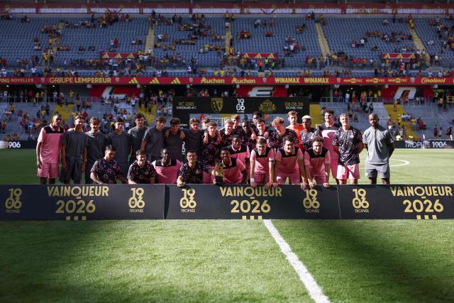 Sunderland players pose with the Trophee 1906 after winning the friendly football match between RC Lens and AFC Sunderland at the Bollaert-Delelis Stadium in Lens, northern France, on August 8, 2026. (Photo by Sameer Al-DOUMY / AFP)