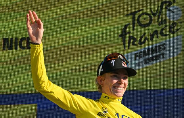 FDJ-SUEZ's Dutch rider Demi Vollering celebrates on the podium wearing the overall leader's yellow jersey after the 8th (out of 9) stage of the fifth edition of the Women's Tour de France cycling race, 171.9 km from Sisteron to Nice, in Nice, southeastern France on August 8, 2026. (Photo by NICOLAS TUCAT / AFP)