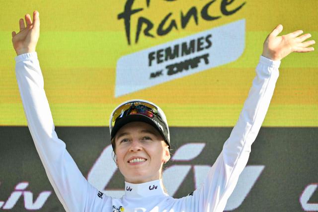 Canyon//SRAM zondacrypto's German rider Antonia Niedermaier celebrates on the podium with the best young rider's white jersey after the 8th (out of 9) stage of the fifth edition of the Women's Tour de France cycling race, 171.9 km from Sisteron to Nice, in Nice, southeastern France on August 8, 2026. (Photo by NICOLAS TUCAT / AFP)
