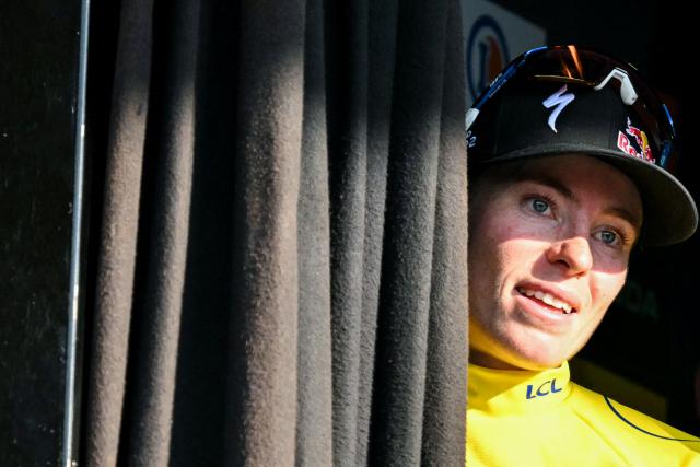 FDJ-SUEZ's Dutch rider Demi Vollering celebrates on the podium wearing the overall leader's yellow jersey after the 8th (out of 9) stage of the fifth edition of the Women's Tour de France cycling race, 171.9 km from Sisteron to Nice, in Nice, southeastern France on August 8, 2026. (Photo by NICOLAS TUCAT / AFP)