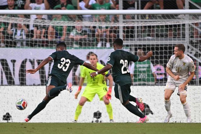 Real Madrid's Netherlands' defender #33 Denzel Dumfries (L) shoots during the pre-season football match between Ferencvaros and Real Madrid in Budapest, Hungary on August 8, 2026. Real Madrid on August 6, 2026 announced a new six-year deal for star forward Vinicius Junior and the signing of teenage sensation Yan Diomande in a major boost to their quest to end a two-year trophy drought. (Photo by Attila KISBENEDEK / AFP)
