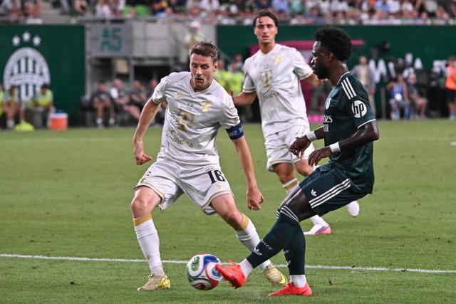 Real Madrid's Brazilian forward #07 Vinicius Junior (R) and Ferencvaros' Norwegian midfielder #16 Kristoffer Zachariassen vie for the ball during the pre-season football match between Ferencvaros and Real Madrid in Budapest, Hungary on August 8, 2026. Real Madrid on August 6, 2026 announced a new six-year deal for star forward Vinicius Junior and the signing of teenage sensation Yan Diomande in a major boost to their quest to end a two-year trophy drought. (Photo by Attila KISBENEDEK / AFP)