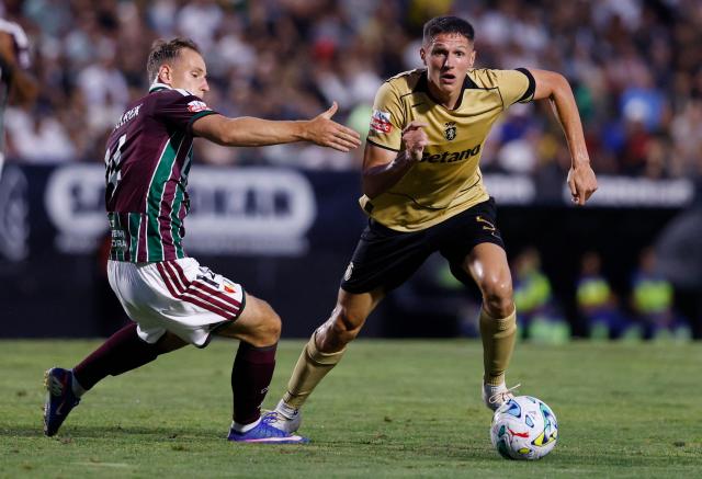 Estrela da Amadora's Croatian midfielder #14 Lovro Zvonarek (L) and Sporting Lisbon's Spanish midfielder #05 Sergi Altimira fight for the ball during the Portuguese League football match between CF Estrela da Amadora and Sporting CP at Jose Gomes stadium in Amadora on August 8, 2026. (Photo by FILIPE AMORIM / AFP)