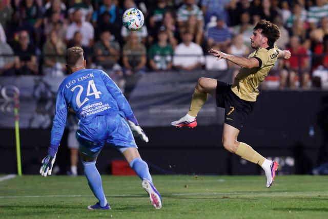 Estrela da Amadora's Brazilian goalkeeper #24 Leo Linck and Sporting Lisbon's Greek forward #07 Fotis Ioannidis vie for the ball during the Portuguese League football match between CF Estrela da Amadora and Sporting CP at Jose Gomes stadium in Amadora on August 8, 2026. (Photo by FILIPE AMORIM / AFP)