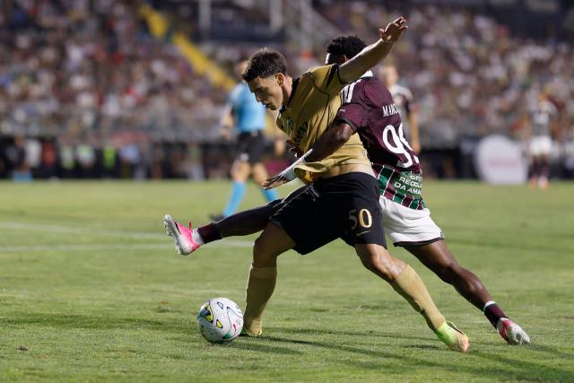 Sporting Lisbon's Portuguese defender #50 Rodrigo Dias and Estrela da Amadora's Nigerian forward #99 Abraham Ayomide Marcus fight for the ball during the Portuguese League football match between CF Estrela da Amadora and Sporting CP at Jose Gomes stadium in Amadora on August 8, 2026. (Photo by FILIPE AMORIM / AFP)