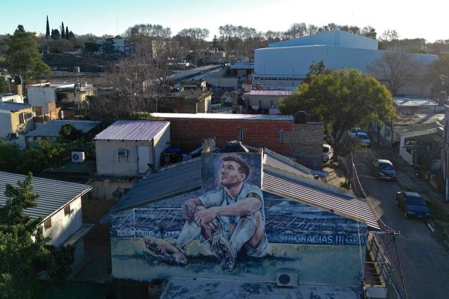 Aerial view of a mural depicting Argentina's football star Lionel Messi on his birth house in Rosario, Santa Fe province, Argentina, on August 8, 2026. Jorge Messi, the father and agent of Lionel Messi, has died aged 68, the eight-time Ballon d'Or winner's childhood club Newell's Old Boys announced on August 8, 2026. (Photo by Luis ROBAYO / AFP)