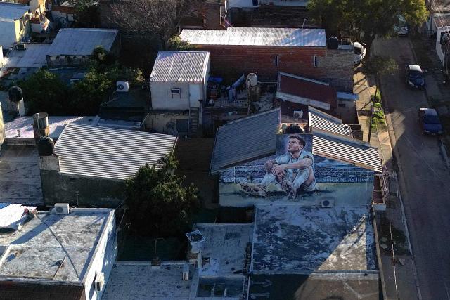 Aerial view of a mural depicting Argentina's football star Lionel Messi on his birth house in Rosario, Santa Fe province, Argentina, on August 8, 2026. Jorge Messi, the father and agent of Lionel Messi, has died aged 68, the eight-time Ballon d'Or winner's childhood club Newell's Old Boys announced on August 8, 2026. (Photo by Luis ROBAYO / AFP)