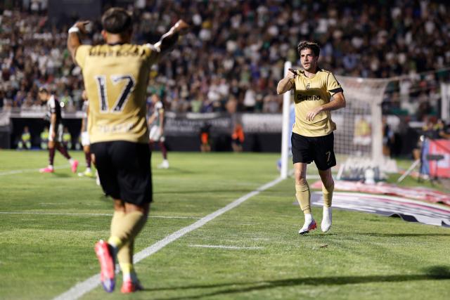 Sporting Lisbon's Greek forward #07 Fotis Ioannidis celebrates scoring his team's second goal during the Portuguese League football match between CF Estrela da Amadora and Sporting CP at Jose Gomes stadium in Amadora on August 8, 2026. (Photo by FILIPE AMORIM / AFP)