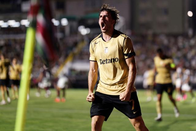 Sporting Lisbon's Greek forward #07 Fotis Ioannidis celebrates scoring his team's second goal during the Portuguese League football match between CF Estrela da Amadora and Sporting CP at Jose Gomes stadium in Amadora on August 8, 2026. (Photo by FILIPE AMORIM / AFP)