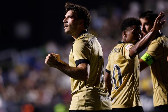Sporting Lisbon's Greek forward #07 Fotis Ioannidis (L) celebrates scoring his team's second goal during the Portuguese League football match between CF Estrela da Amadora and Sporting CP at Jose Gomes stadium in Amadora on August 8, 2026. (Photo by FILIPE AMORIM / AFP)