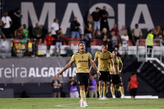 Sporting Lisbon's Uruguayan midfielder #17 Rodrigo Zalazar reacts to Estrela's second goal during the Portuguese League football match between CF Estrela da Amadora and Sporting CP at Jose Gomes stadium in Amadora on August 8, 2026. (Photo by FILIPE AMORIM / AFP)