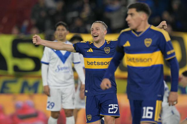 Boca Juniors' midfielder #25 Santiago Ascacibar celebrates scoring his team's first goal during the Argentine first division football match between Boca Juniors and Velez Sarsfield at the Tomas Adolfo Duco stadium in Buenos Aires on August 8, 2026. (Photo by JUAN MABROMATA / AFP)