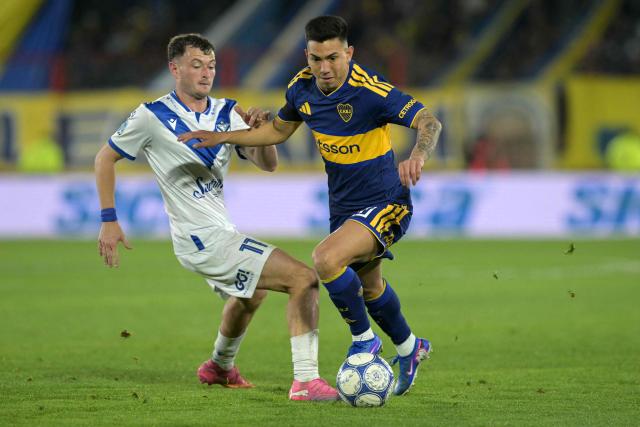 Velez Sarsfield's forward #11 Matias Pellegrini and Boca Juniors' forward #20 Alan Velasco fight for the ball during the Argentine first division football match between Boca Juniors and Velez Sarsfield at the Tomas Adolfo Duco stadium in Buenos Aires on August 8, 2026. (Photo by JUAN MABROMATA / AFP)