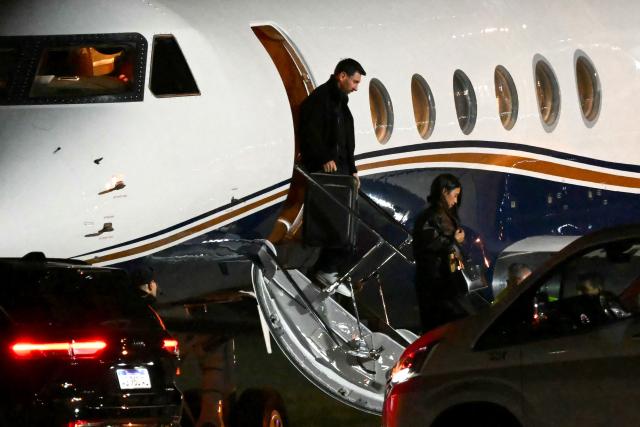 Argentine football star Lionel Messi (L) and his wife Antonela Roccuzzo arrive at the Islas Malvinas International Airport after the death of his father Jorge Messi in Rosario, Santa Fe province, Argentina on August 8, 2026. Jorge Messi, the father and agent of Lionel Messi, has died aged 68, the eight-time Ballon d'Or winner's childhood club Newell's Old Boys announced on August 8, 2026. (Photo by Luis ROBAYO / AFP)