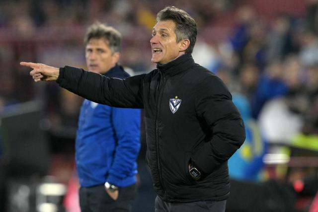 Velez Sarsfield's head coach Guillermo Barros Schelotto gives instructions to his players during an Argentine first division football match between Boca Juniors and Velez Sarsfield at the Tomas Adolfo Duco stadium in Buenos Aires, on August 8, 2026. (Photo by JUAN MABROMATA / AFP)