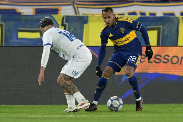 Velez Sarsfield's defender #18 Lisandro Magallan and Boca Juniors' Colombian forward #22 Sebastian Villa fight for the ball during an Argentine first division football match between Boca Juniors and Velez Sarsfield at the Tomas Adolfo Duco stadium in Buenos Aires, on August 8, 2026. (Photo by JUAN MABROMATA / AFP)
