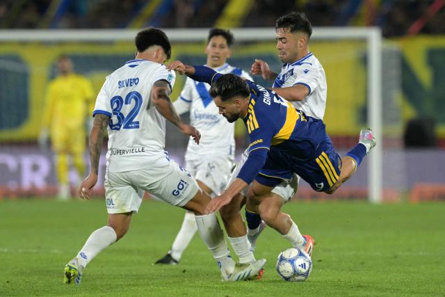 Boca Juniors' forward #09 Milton Gimenez fights for the ball with Velez Sarsfield's defender #32 Thiago Silvero and Velez Sarsfield's defender #04 Joaquin Garcia during an Argentine first division football match between Boca Juniors and Velez Sarsfield at the Tomas Adolfo Duco stadium in Buenos Aires, on August 8, 2026. (Photo by JUAN MABROMATA / AFP)