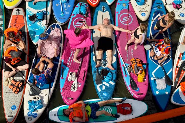 Participants attend the Yauzafest SUP stand-up paddle boarding festival on the Yauza river in Moscow on August 9, 2026. (Photo by Igor IVANKO / AFP)