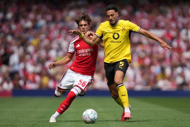 Arsenal's English midfielder #56 Max Dowman (L) vies with Dortmund's Algerian defender #05 Ramy Bensebaini (R) during the English Premier League football match between Arsenal and Borussia Dortmund at the Emirates Stadium in London on August 9, 2026. (Photo by CARLOS JASSO / AFP)