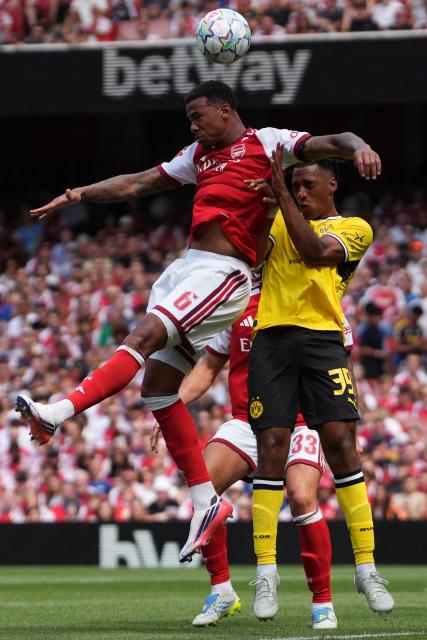 Arsenal's Brazilian defender #06 Gabriel Magalhaes (L) vies with Dortmund's Italian defender #39 Filippo Mane (R) during the English Premier League football match between Arsenal and Borussia Dortmund at the Emirates Stadium in London on August 9, 2026. (Photo by CARLOS JASSO / AFP)