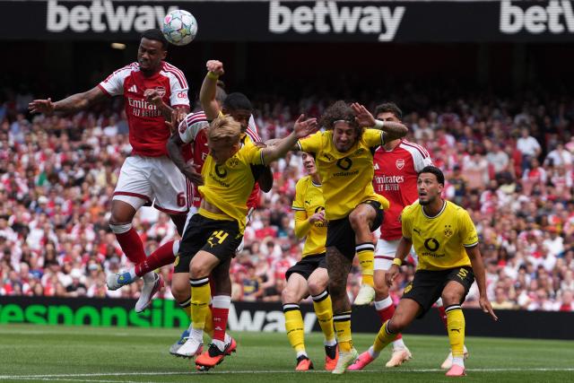 Arsenal's Brazilian defender #06 Gabriel Magalhaes (L) wins a header during the English Premier League football match between Arsenal and Borussia Dortmund at the Emirates Stadium in London on August 9, 2026. (Photo by CARLOS JASSO / AFP)
