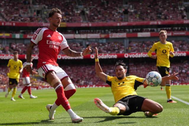 Arsenal's English defender #04 Ben White crosses the ball past Dortmund's Algerian defender #05 Ramy Bensebaini during the English Premier League football match between Arsenal and Borussia Dortmund at the Emirates Stadium in London on August 9, 2026. (Photo by CARLOS JASSO / AFP)