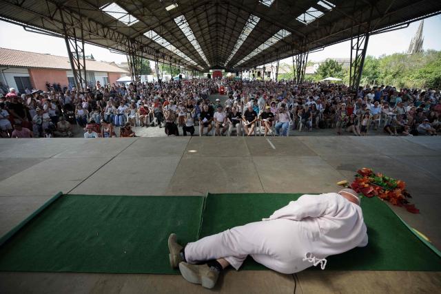 A participant in the French pig-squealing championship performs on stage at the 43rd edition of the Pig Festival, in Trie-sur-Baïse, south-western France, on August 9, 2026. (Photo by Valentine CHAPUIS / AFP)