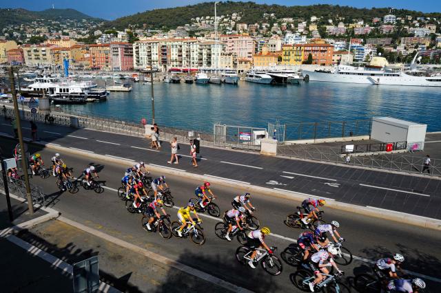 FDJ-SUEZ's Dutch rider Demi Vollering, wearing the overall leader's yellow jersey, (C) rides during the 9th and final stage of the fifth edition of the Women's Tour de France cycling race, 99.2 km from Nice to Nice, southeastern France on August 9, 2026. (Photo by Valery HACHE / AFP)